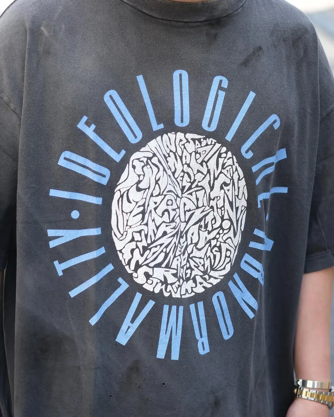 SAINT Mxxxxxx IDEOLOGICAL SS TEE/BLK Peace and anti-war crack pattern tee, washed black S-XL, look for the cylindrical fabric without side seams, the open width is almost meaningless Asut ready-made garments dyed, the whole piece is sprayed with horse-hair spray, and then sprayed again to fade, the collar and cuffs are frayed, many places are broken, oversized printing position, genuine level restoration, complete accessories, with little angel anti-counterfeiting label